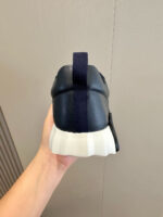 Sneaker navy blu con punta bianca, stile versatile e moderno, perfetta per casual e attività leggere.