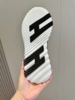 Scarpa athleisure con suola moderna, grip antiscivolo e design elegante in bianco e nero.