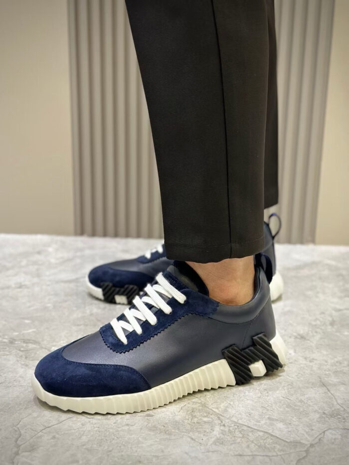 Sneaker navy blu con pantaloni eleganti, stile street fashion e design moderno.