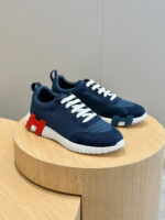 Sneakers moderne navy con dettagli rossi e bianchi, stile casual e look fashion.