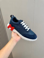 Sneaker moderna navy con dettagli rossi e suola bianca per stile e comfort casuale.