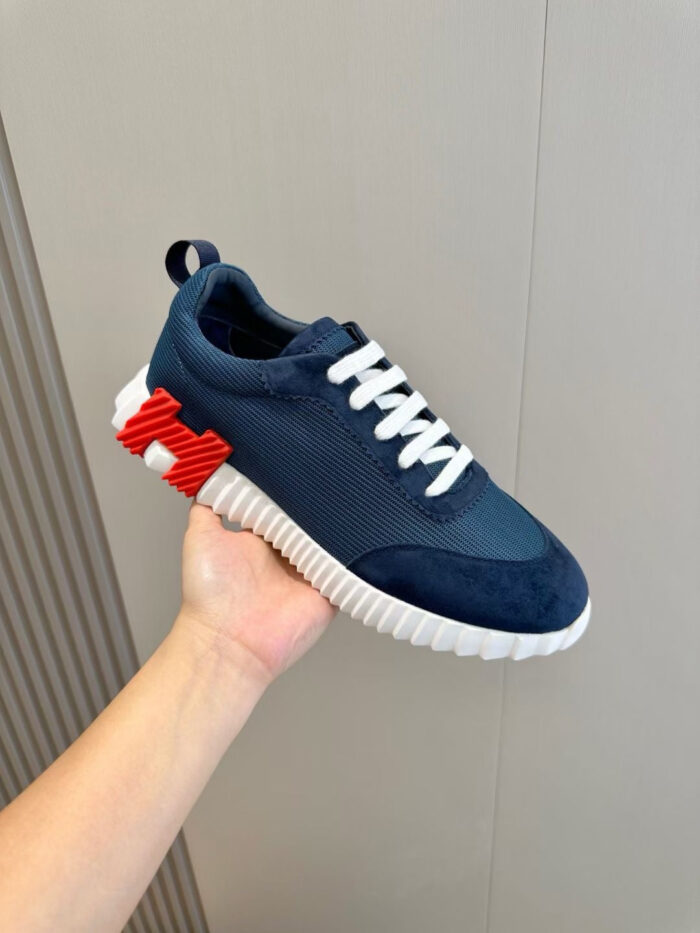 Sneaker moderna navy con dettagli rossi e suola bianca per stile e comfort casuale.