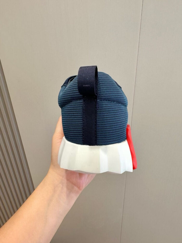 Sneaker sportiva navy con dettagli rossi, supporto confortevole e design moderno.