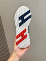 Suola sneakers bianca con dettagli blu e rosso, design sportivo e traspirante.
