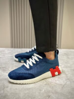 Sneakers sportive navy con dettagli rosso e blu, stile moderno e casual.