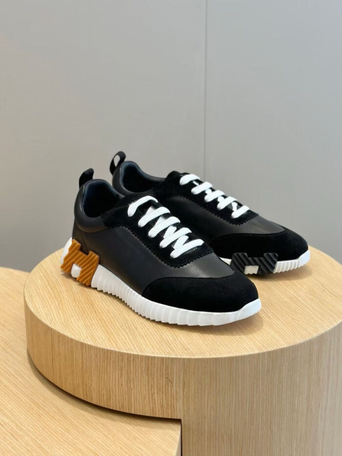 Sneakers nere con dettagli colorati su pedana di legno moderno, stile sportivo e minimalista.