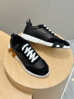 Sneakers moderne nere e bianche su base di legno, stile sporty e elegante.