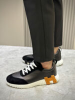 Scarpe sportive eleganti con pantaloni sfilati, look moderno e raffinatezza urbana.
