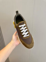 Scarpa uomo moderna in pelle con dettagli gialli e stile casual elegante.