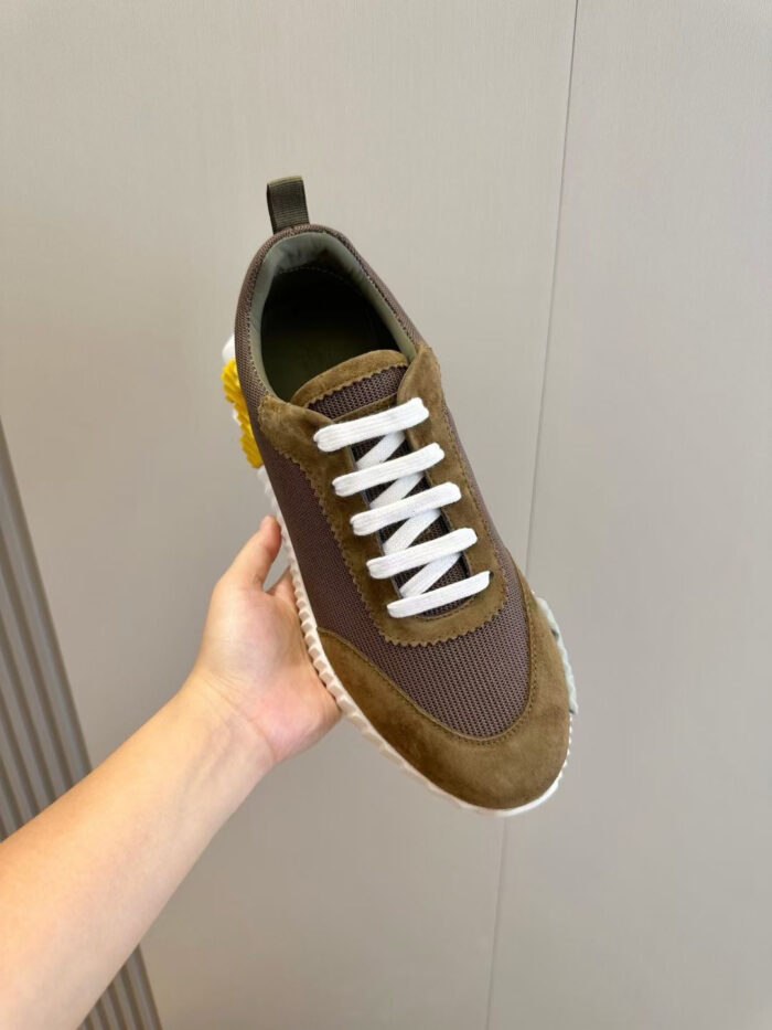Scarpa uomo moderna in pelle con dettagli gialli e stile casual elegante.