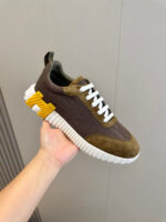 Sneaker moderna con suola spessa, dettagli colorati e design elegante in mesh e suede verde oliva.