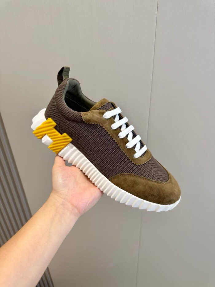 Sneaker moderna con suola spessa, dettagli colorati e design elegante in mesh e suede verde oliva.