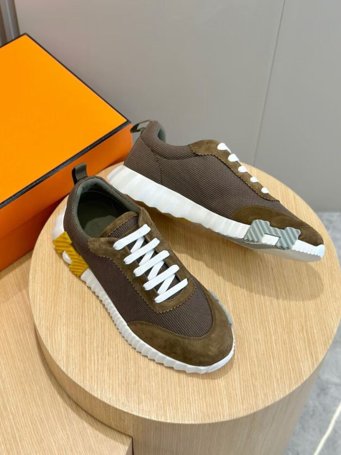 Sneakers eleganti marroni con dettagli gialli e suola bianca, ideali per stile urbano e comfort.