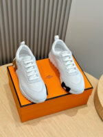 Sneakers bianche moderne su scatola arancione, stile minimalista e fashion in ambiente elegante.