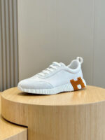 Sneaker bianca moderna con dettaglio in cuoio su Pedestal in Legno, stile elegante e casual.