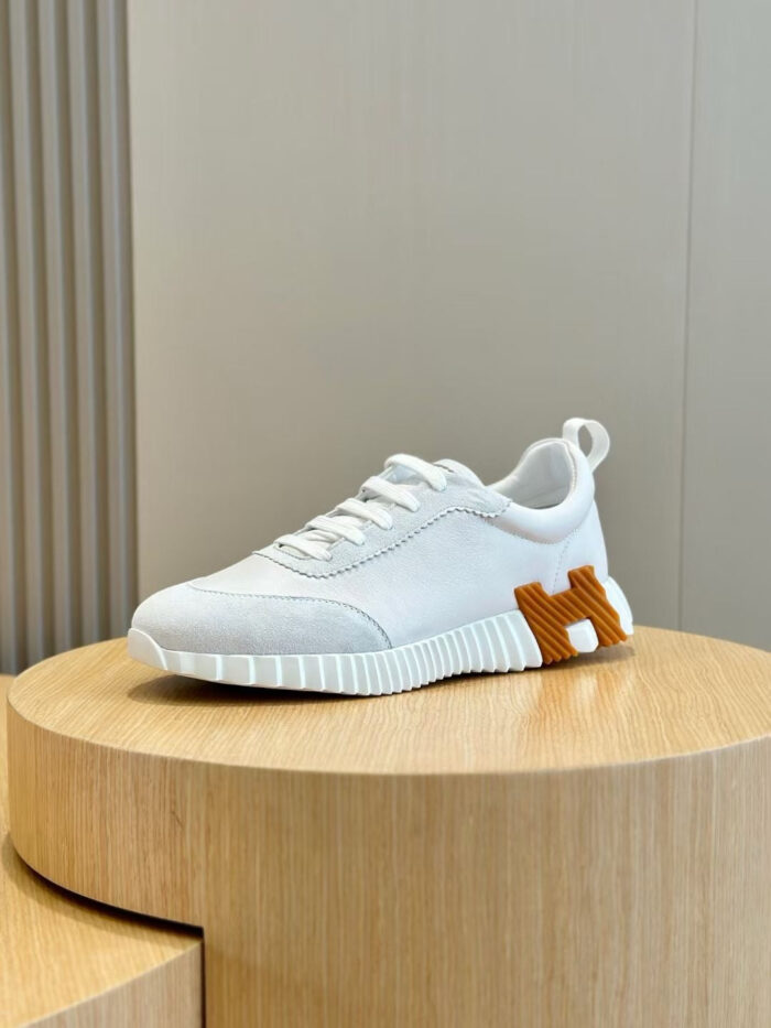Sneaker bianca moderna con dettaglio in cuoio su Pedestal in Legno, stile elegante e casual.