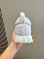 Sneaker moderna con dettaglio arancione, supporto confortevole e design minimalista, ideale per stile e comfort.