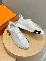 Sneakers bianche moderne con dettagli colorati su pedana in legno, stile minimalista e comfort garantito.
