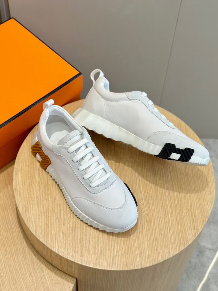 Sneakers bianche moderne con dettagli colorati su pedana in legno, stile minimalista e comfort garantito.
