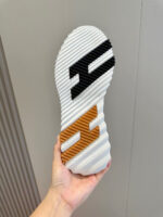 Suola di scarpa moderna con colori vivaci, texture scanalata e design innovativo.