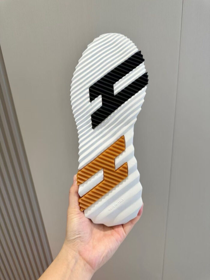 Suola di scarpa moderna con colori vivaci, texture scanalata e design innovativo.