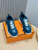 Sneakers teal alla moda su scatola arancione, stile sportivo e design moderno.