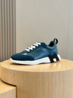 Sneaker moderna teal su supporto in legno, design sportivo e stile minimalista.