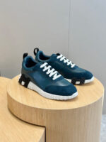 Sneakers moderne blu e verde su pedana in legno, stile sportivo e di tendenza.