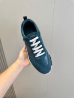 Sneaker moderna in teal con suola in gomma e lacci bianchi, stile elegante e confortevole.