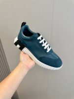 Sneaker moderna in teal con suola bianca e design elegante, perfetta per stile e comfort casuale.