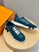Sneakers moderne blu e bianco su tavolino di legno, stile elegante e di tendenza.