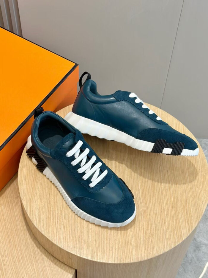 Sneakers moderne blu e bianco su tavolino di legno, stile elegante e di tendenza.
