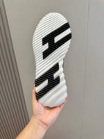 Scarpa sneakers con logo F e suola antiscivolo, design moderno e adatto a sport e stile.