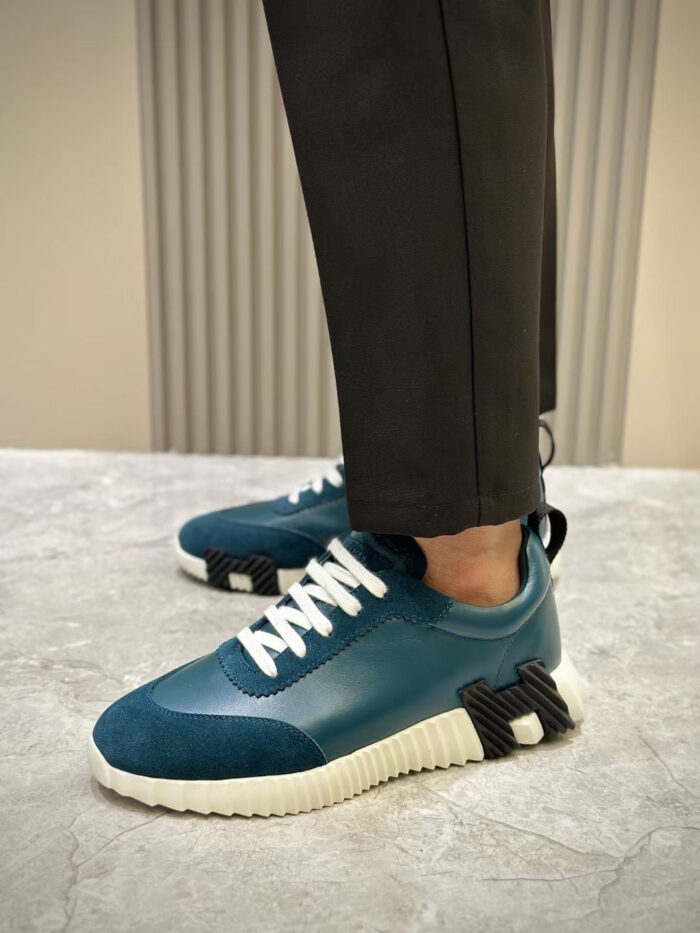 Sneaker moderna teal con dettagli black, lacci bianchi, stile urbano e fashion.