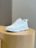 Scarpa sneakers bianca moderna su base in legno, stile minimalista e design elegante.