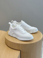 Sneakers bianche moderne su supporto in legno per stile casual e raffinato.