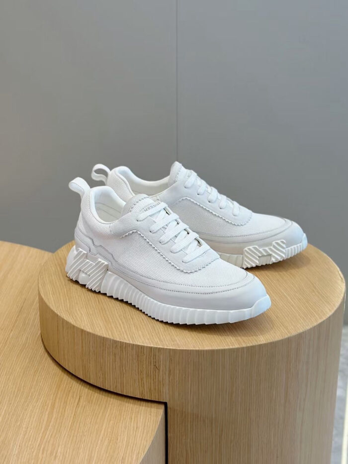Sneakers bianche moderne su supporto in legno per stile casual e raffinato.