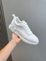 Sneaker bianca moderna con suola spessa e design minimalista per stile e comfort quotidiani.