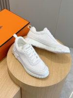 Scarpe sneakers bianche moderne su pedestal, design elegante, attenzione ai dettagli e stile casual.