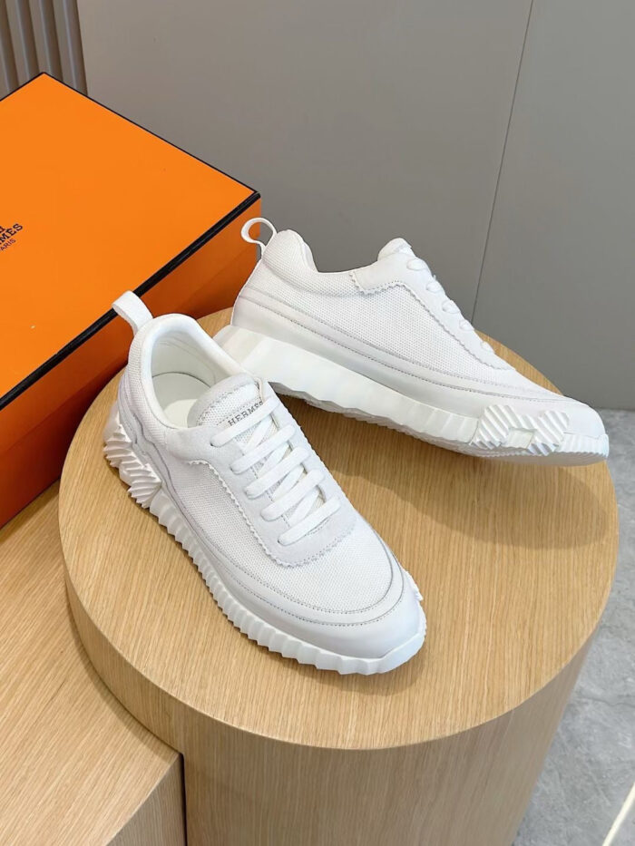 Scarpe sneakers bianche moderne su pedestal, design elegante, attenzione ai dettagli e stile casual.