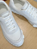 Scarpe sportive bianche eleganti per uno stile casual e quotidiano.