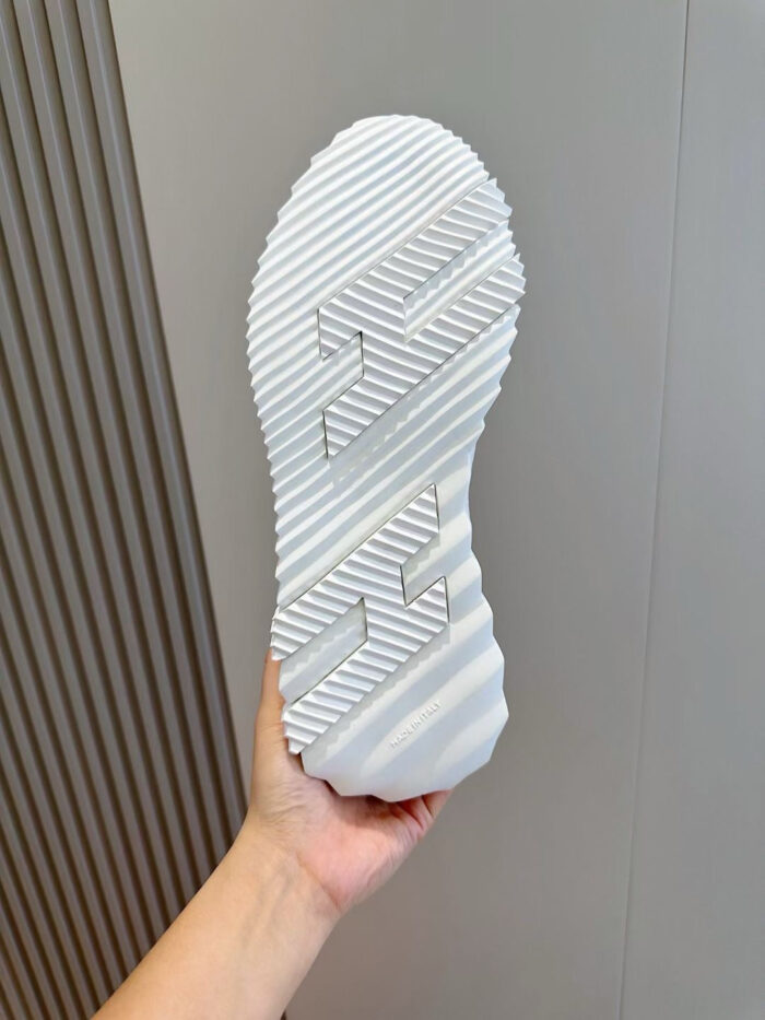 Suola sportiva moderna, antiscivolo, design minimalista e trazione efficace.