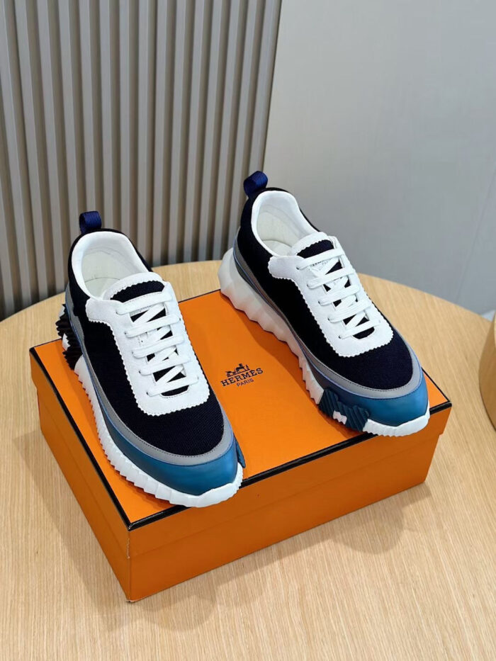 Sneaker moderne blu navy su scatola arancione, stile casual e comfort eleganti.