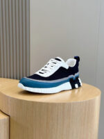 Sneaker moderna navy e bianco su piattaforma in legno, design elegante e comfort sportivo.