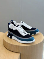 Sneakers moderne con dettagli turquoise, design sportivo ed elegante, presentate su piedistallo in legno naturale.
