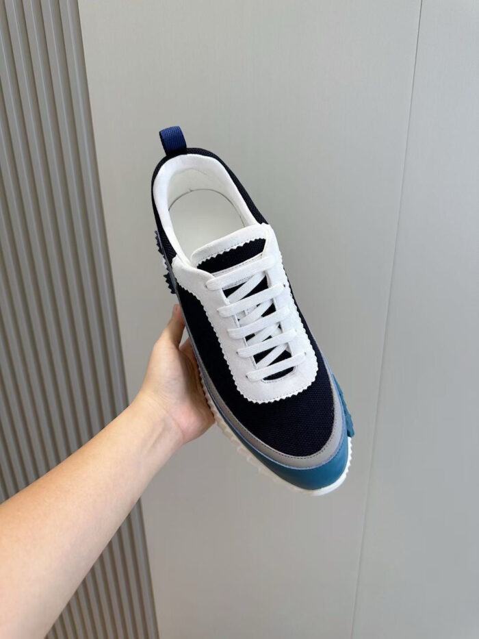 Sneaker moderna navy e bianca, ugello elegante e stile sportivo per look casual e trendstar.