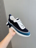 Sneaker moderna in navy con dettagli bianchi, design sportivo e comfort casual.