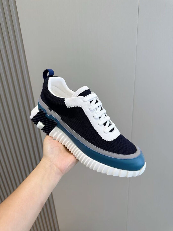 Sneaker moderna in navy con dettagli bianchi, design sportivo e comfort casual.