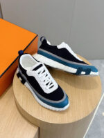 Scarpe sportive moderne con dettagli turquoise su tavolo di legno, stile trendy e confortevole.