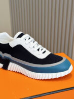 Sneaker moderna con suola spessa, dettagli blu, nero e grigio, ideali per stile e comfort quotidiano.